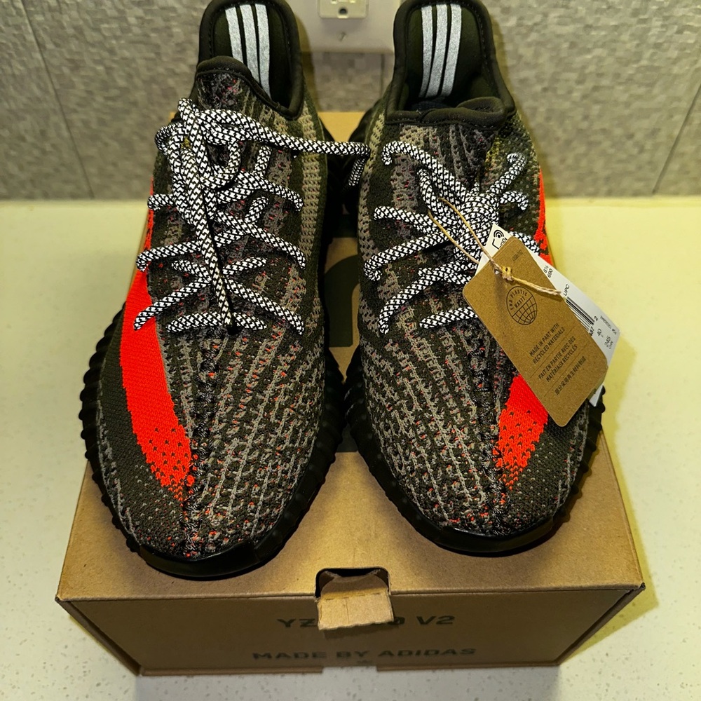 adidas Yeezy Boost 350 V2
Carbon Beluga